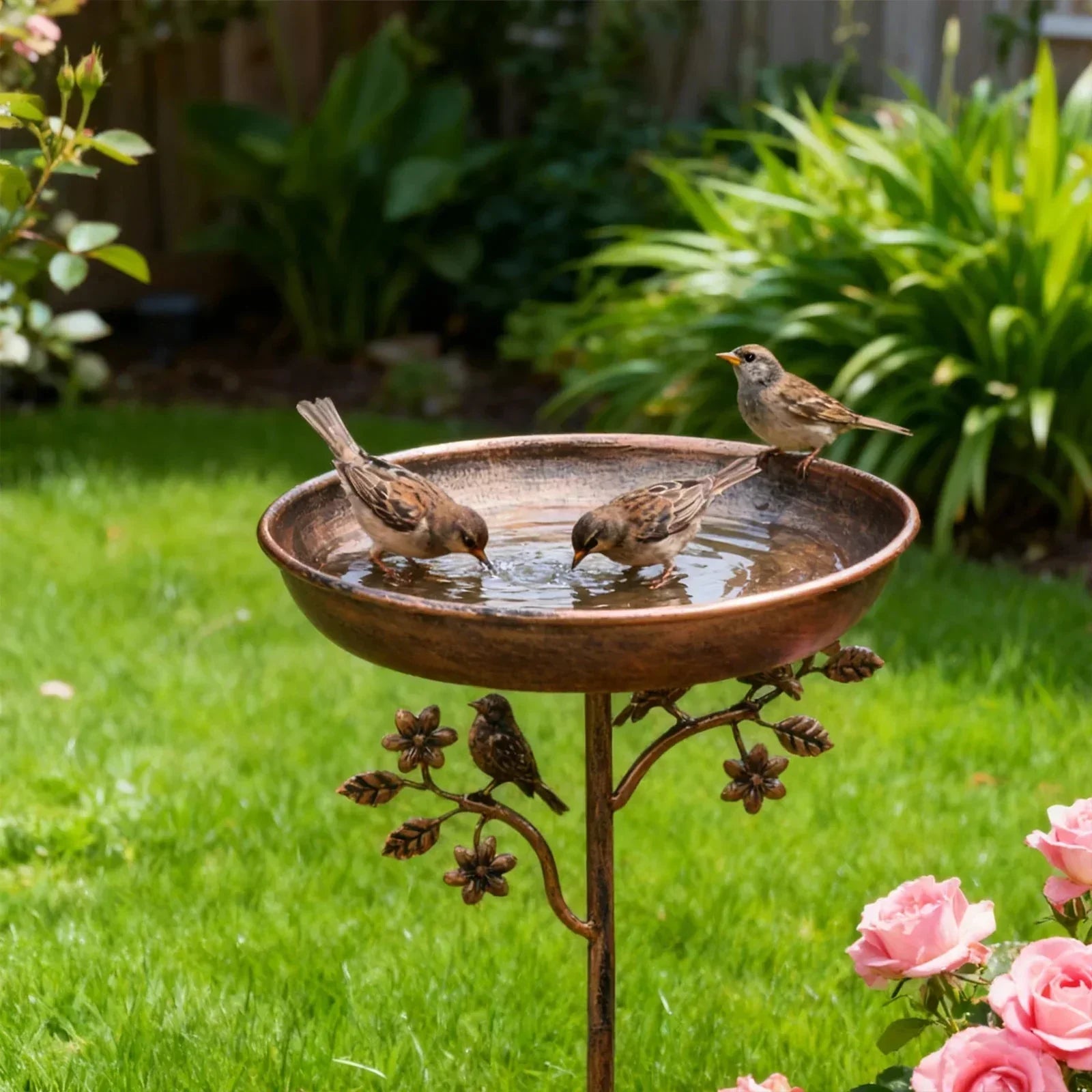 Vogelbad für den Garten mit dekorativer Schale und Erdspieß