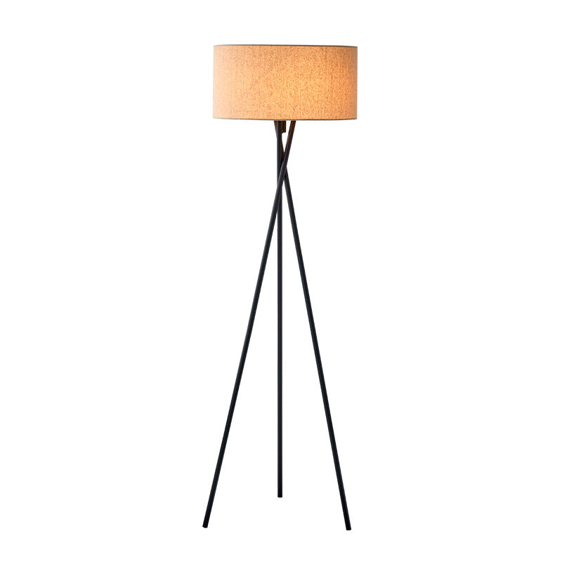 Lampadaire trépied élégant avec abat-jour en tissu et base en métal pour salon