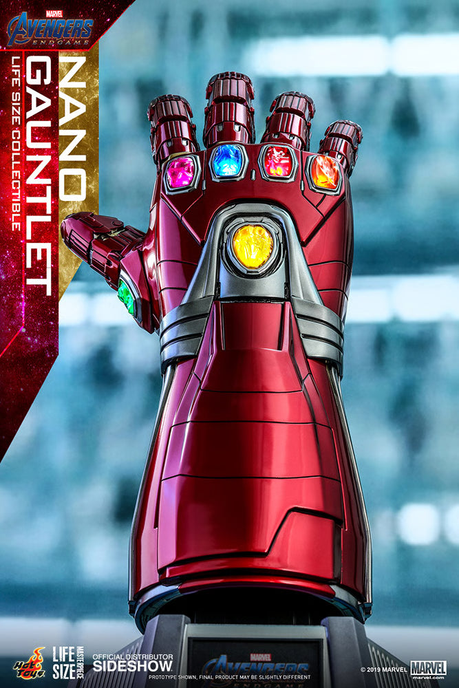 Hot Toys Nano Gauntlet Life-Size Replica - 52 cm LED Display