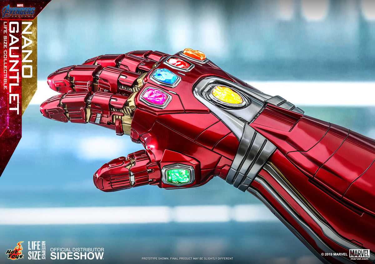 Hot Toys Nano Gauntlet Life-Size Replica - 52 cm LED Display