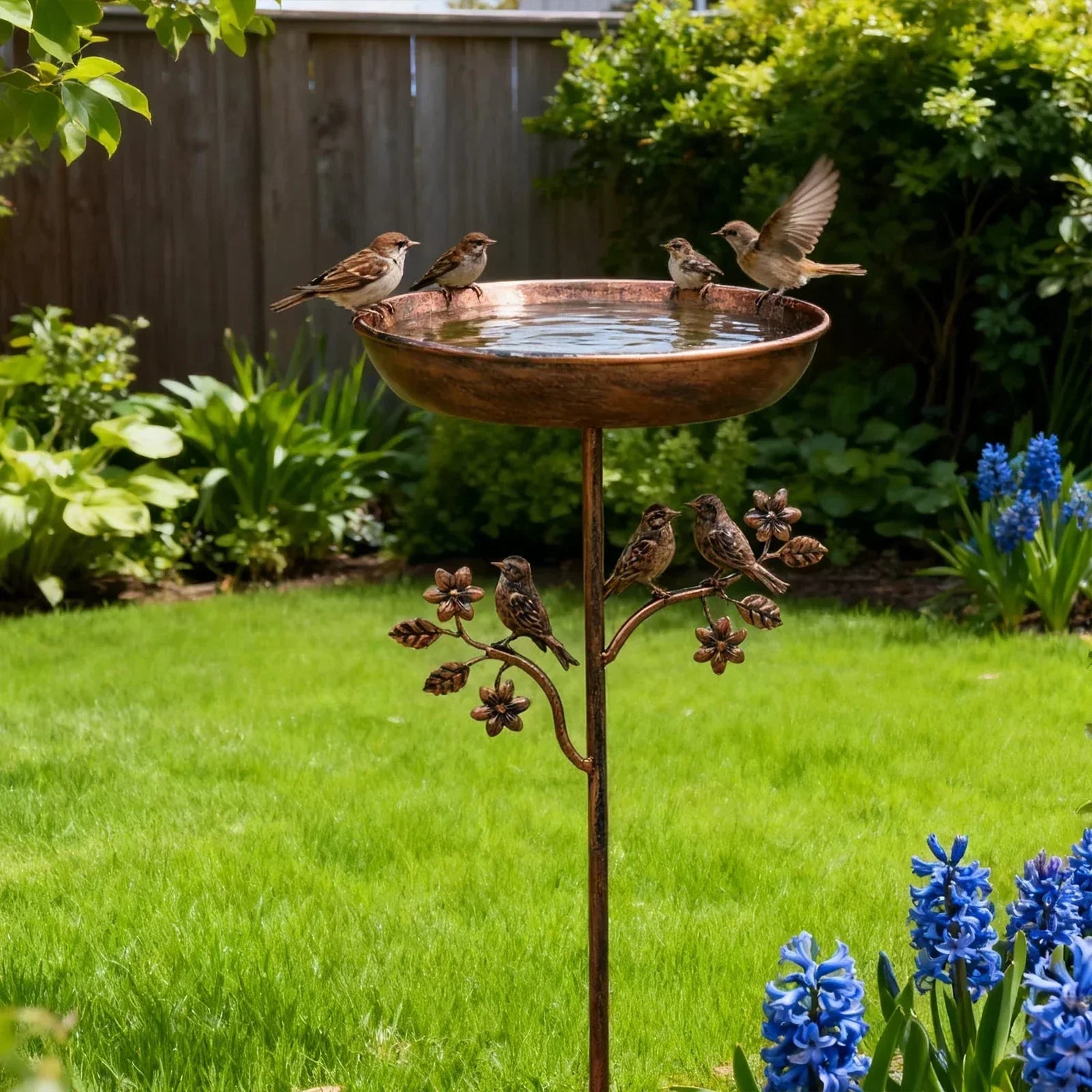 Vogelbad für den Garten mit dekorativer Schale und Erdspieß