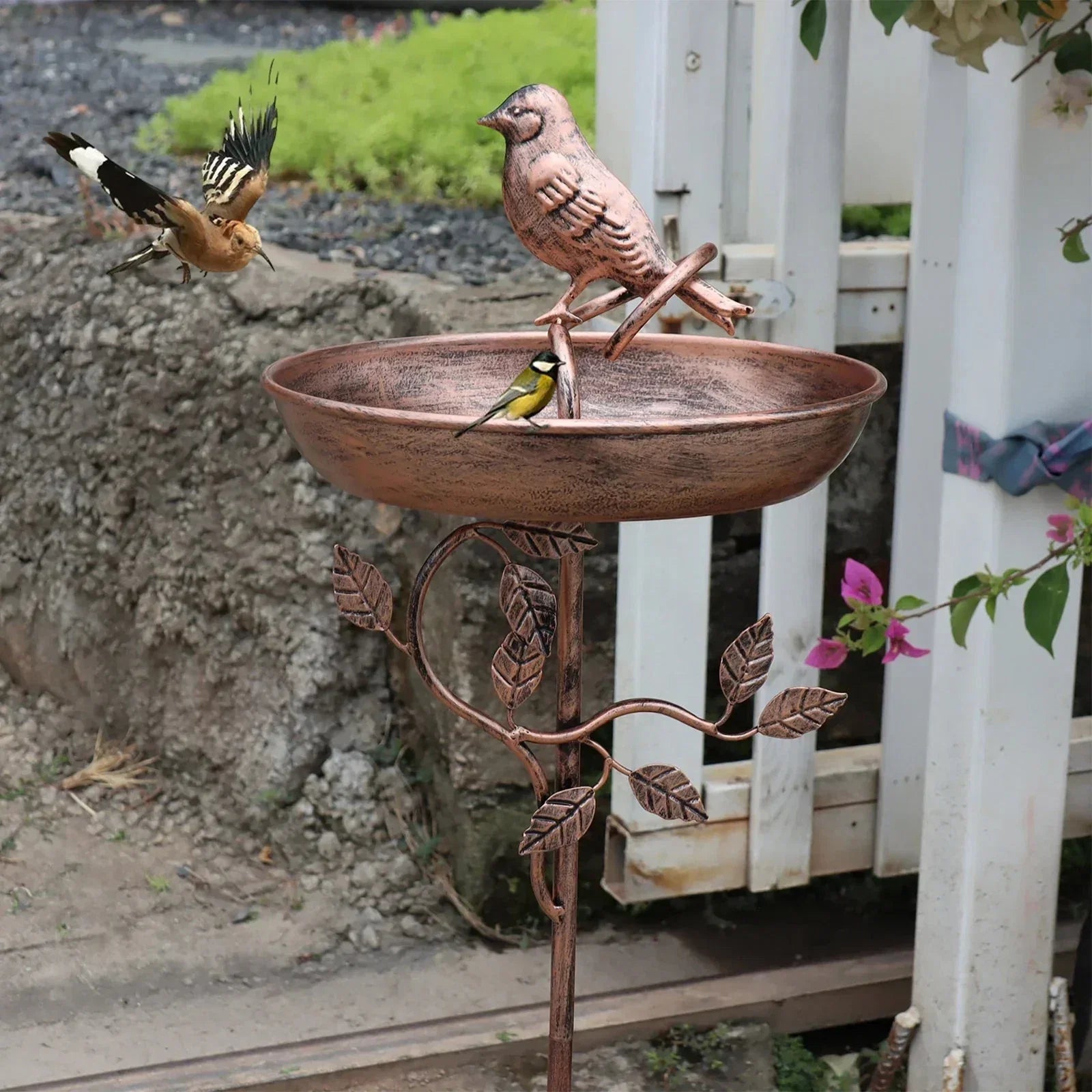 Vogelbad für den Garten mit dekorativer Schale und Erdspieß