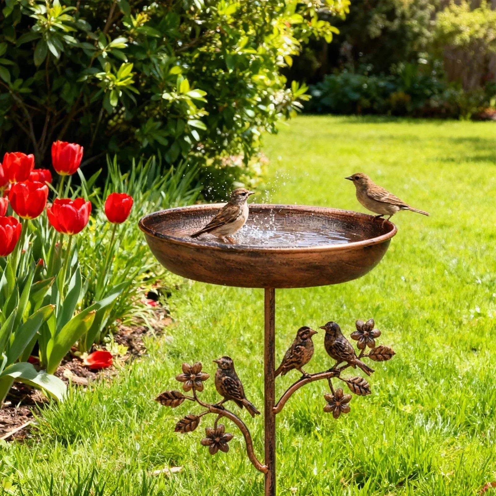 Vogelbad für den Garten mit dekorativer Schale und Erdspieß