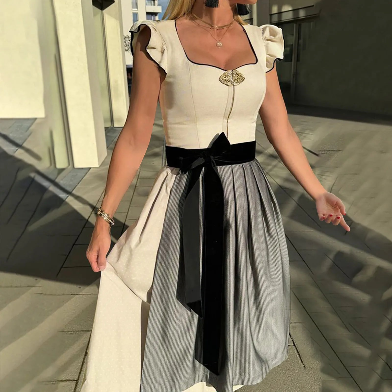 Dirndl traditionnel pour femmes avec détails modernes