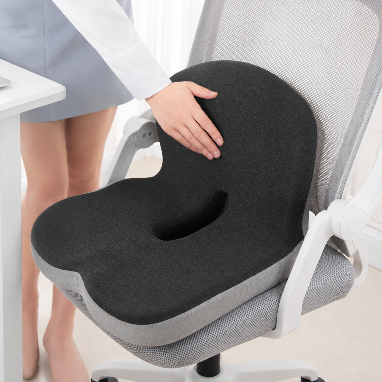 Coussin d’assise ergonomique en mousse à mémoire de forme – soutien antidérapant pour bureau, voiture et voyage
