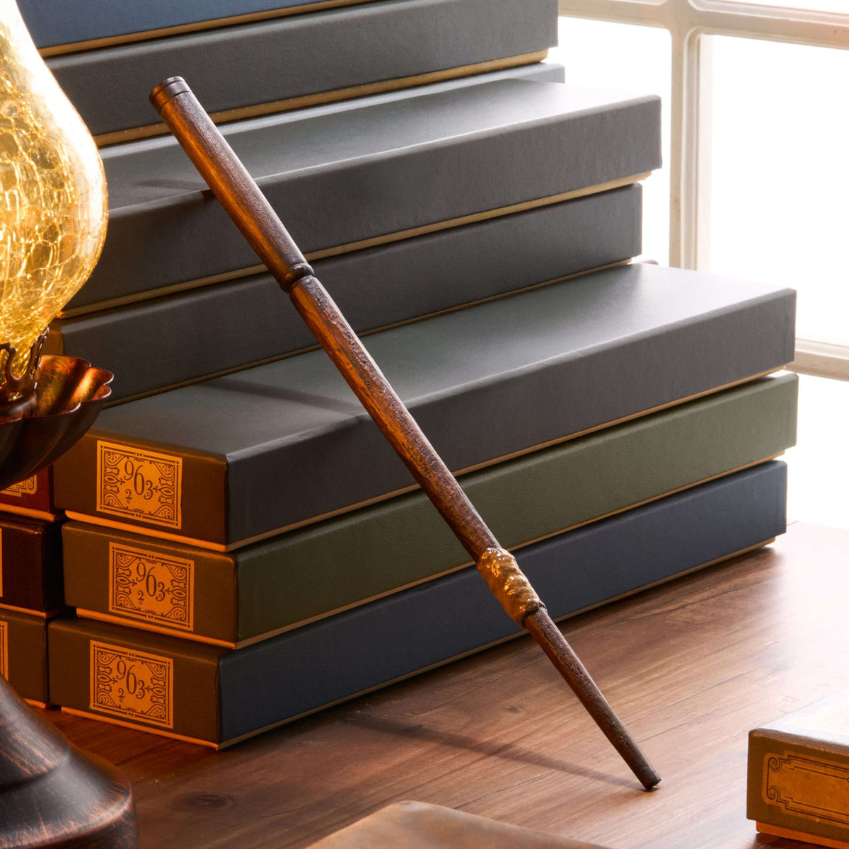 Réplique de la première baguette de Ron Weasley dans sa boîte Ollivander